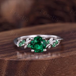 Runder Smaragd Verlobungsring Weißgold Twig Twist Ehering Zweig Design einzigartiges Jubiläum Versprechen Ring Mai Geburtsstein Geschenk