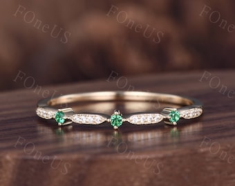 Minimalistische moissaniet trouwring 14k massief gouden smaragdgroene band halve eeuwigheid smaragd en moissaniet band sierlijke stapelen bijpassende ring cadeau