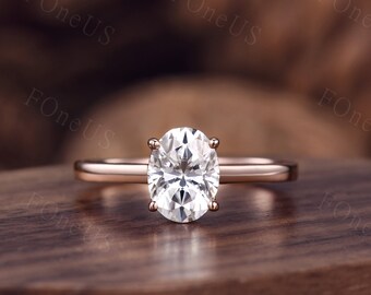 Könnte beinhalten: Ein Verlobungsring aus Roségold mit einem ovalen Diamanten.
