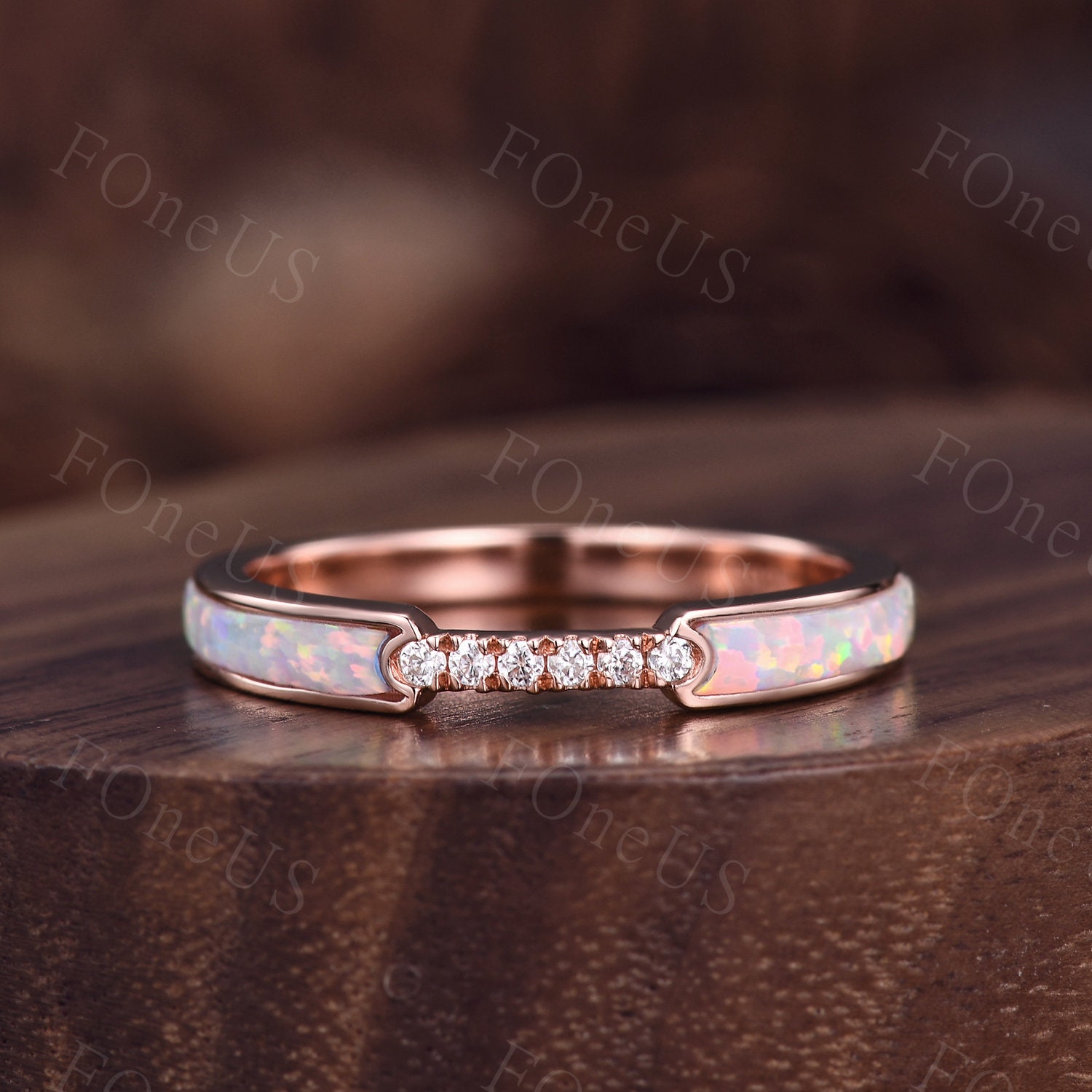 Alianza de boda con incrustaciones de ópalo única, alianza de boda con ópalo de oro rosa, banda apilable de ópalo de fuego blanco y moissanita, delicado anillo de compromiso nupcial a juego