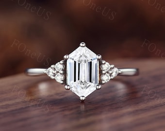 Anel de Noivado Exclusivo com Moissanita de Corte Hexagonal Longo em Ouro Branco com Conjunto de Diamantes, Estilo Art Déco, Ideal para Casamento, Promessa e Aniversário.