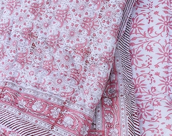 Colcha hecha a mano con estampado de bloques rosas: colcha de algodón Jaipuri Razai