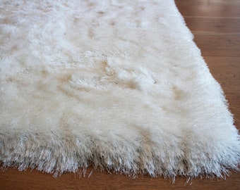 Koeckritz Half Round 8'X4' Fluffy White Shaggy Indoor Area Rug Shaggy Carpet with Premium Bound Polyester Edges. Koeckritz Half Round 8'X4' Fluffy White Shaggy Indoor Area Rug Shaggy Carpet with Premium Bound Polyester Edges.