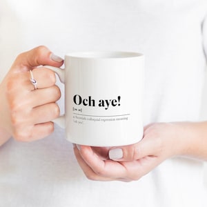 ¡Och aye! Saludo escoceses Diciendo taza Inauguración de la casa Regalo Vivir Minimalista Monocromo Tipografía Divertido Scandi Escocia Jerga Definición Escocés
