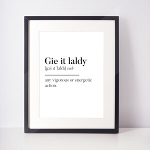 Gie it Laldy IMPRESIÓN SIN MARCO Decoración de habitación Regalo Hogar Vida Minimalista Monocromo Tipografía Divertido Escandinavo Escocia Jerga Definición Escocés