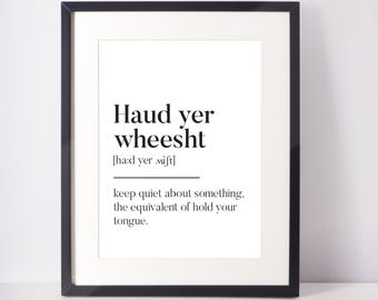 Op de afbeelding: Een zwart omkaderde print met de zin "Haud yer wheesht" in vette zwarte tekst. De print bevat de fonetische uitspraak en een definitie: "zwijg, het equivalent van houd je mond."