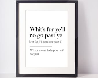Puede incluir: Un marco negro con una impresión que dice "Whit's fur ye'll no go past ye". El texto incluye la pronunciación fonética y la traducción "Lo que está destinado a suceder, sucederá".