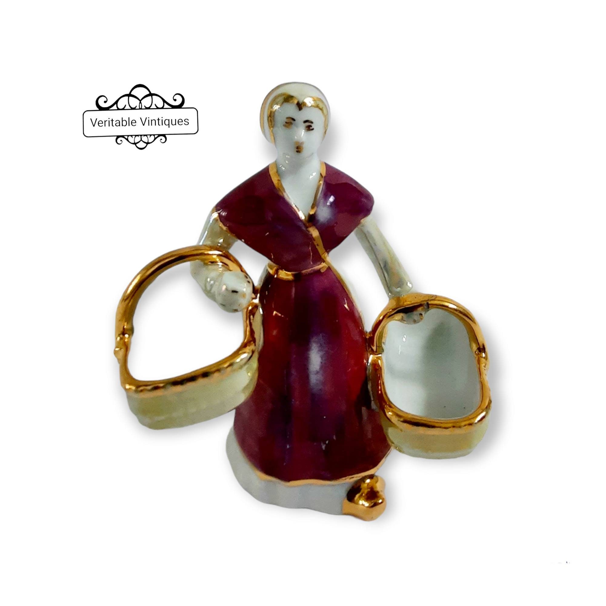 Vieux Français Porcelaine Salt & Pepper Pinch Pot, Figurine Femme en Robe Traditionnelle Portant Des