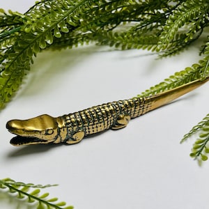 Abrecartas francés vintage inusual con forma de cocodrilo, latón macizo, arte de la jungla tropical, decoración de escritorio de biblioteca, escultura de caimán