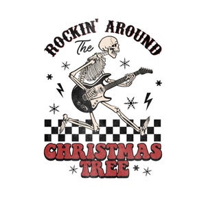 Puede incluir: Un esqueleto tocando una guitarra con el texto "Rockin' The Christmas Tree" en un estilo vintage.