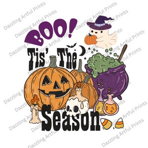 Op de afbeelding: Een Halloween-thema grafiek met de tekst "Boo! 'Tis The Season". Het ontwerp bevat een pompoen, pompoenen, een spook, een ketel en andere griezelige elementen. Het kleurenpalet bevat oranje, paars en zwart.