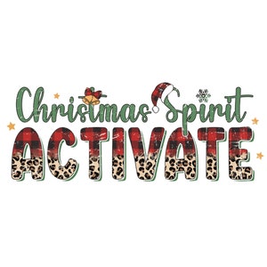 Puede incluir: Texto "Christmas Spirit Activate" con un patrón de cuadros rojos y negros, estampado de leopardo y decoraciones navideñas.