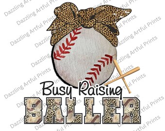 Puede incluir: Una pelota de béisbol con una diadema de estampado de leopardo y bates de béisbol cruzados. El texto "Busy Raising Baller" está escrito debajo de la pelota.