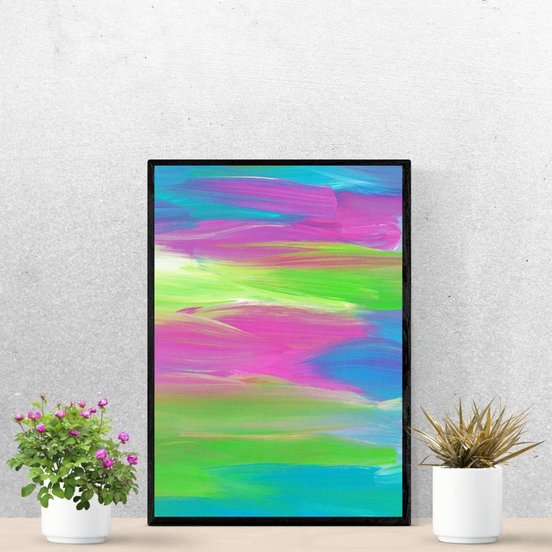 Puede incluir: Pintura abstracta en un marco negro con colores brillantes de rosa, azul, verde y amarillo. La pintura tiene un patr&oacute;n de pinceladas horizontales.