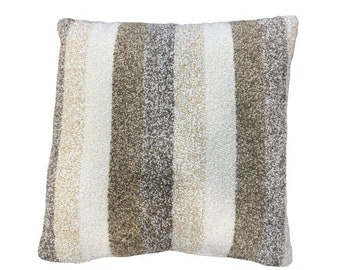 Puede incluir: Cojín decorativo cuadrado con rayas verticales en tonos beige, blanco y marrón. La tela texturizada y los colores neutros lo convierten en un elemento decorativo versátil para cualquier espacio. Mide aproximadamente 40 cm x 40 cm.