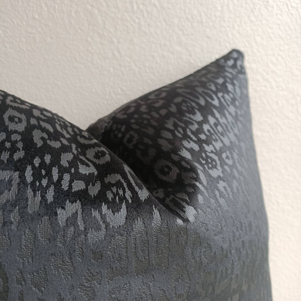 Housse de coussin en velours noir léopard, taie d'oreiller Euro Sham, cadeau de pendaison de crémaillère, cadeau pour elle, oreiller de créateur, toutes les tailles