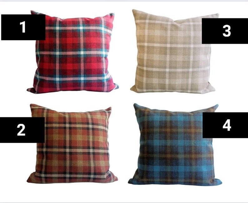 Op de afbeelding: Vier vierkante kussens met verschillende ruitpatronen. De kussens zijn rood en wit, bruin en wit, rood en bruin en blauw en bruin.