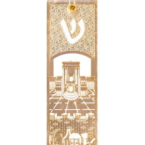 Può includere: Mezuzah dorata con un designo ritagliato del Muro Occidentale e la lettera ebraica Shin. La mezuzah è decorata con glitter.