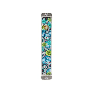 Mezuzah colorato verdastro realizzato in argilla polimerica, poliestere e mazak. regalo per la nuova casa, custodia mezuzah regalo perfetto per la camera dei bambini
