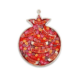 K&ouml;nnte beinhalten: Ein roter und silberner Granatapfel-Wandbehang mit hebr&auml;ischem Text und floralen Designs. Der Text lautet "Shalom" und "L'chaim".