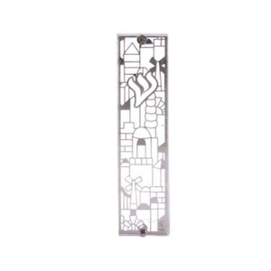 Puede incluir: Caja de mezuzá de plata con un diseño recortado de un horizonte urbano y la Estrella de David.