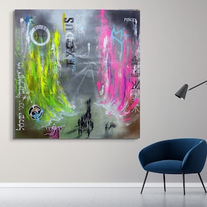 Puede incluir: Pintura abstracta sobre lienzo con un esquema de color verde y rosa. La pintura presenta un grupo de personas caminando hacia una luz brillante. El texto "Exodus" está escrito en letras grandes en el lado izquierdo de la pintura. El texto "Pisces" está escrito en letras más pequeñas en el lado derecho de la pintura.