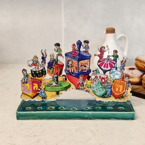 Schöne bunte flache Chanukka-Menora mit Kindern, die die Dreidels spielen