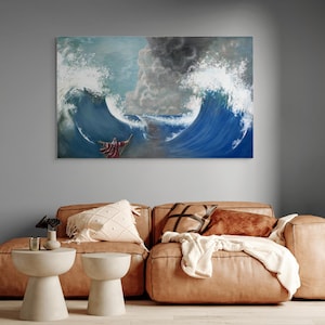 Puede incluir: Una pintura de un hombre de pie en un camino entre dos grandes olas. Las olas son azules y blancas, y el cielo es gris y nublado.