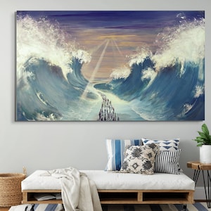 Puede incluir: Una pintura que representa una escena de la Biblia, mostrando a un grupo de personas caminando a través de un mar dividido. El agua es de un azul profundo y el cielo es de un morado claro. La pintura está hecha en un estilo realista.