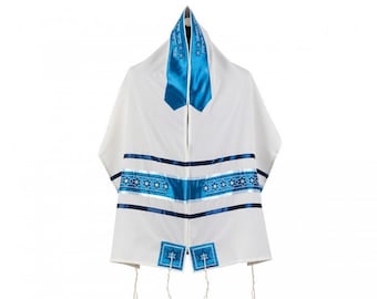 Puede incluir: Chale de oración blanco con detalles de satén azul y bordados de estrellas de David. El chal tiene un cuello y ribete de satén azul, con bandas decorativas azules y plateadas. Las esquinas tienen cuadrados azules con diseños de estrellas de David.