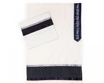 Puede incluir: Talit blanco con un borde estampado en negro y gris y un ribete de satén azul. El talit tiene una bolsa de talit blanca a juego con un borde estampado en negro y gris y un ribete de satén azul. El talit tiene una correa de satén azul con texto hebreo.
