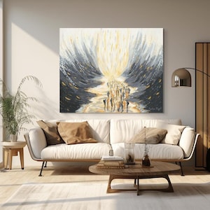 Puede incluir: Una pintura de un grupo de personas caminando hacia una luz brillante. La pintura está hecha en tonos de gris, blanco y dorado. Las personas están silueteados contra la luz, y sus rostros no son visibles. La pintura está enmarcada y colgada en una pared de una sala de estar.