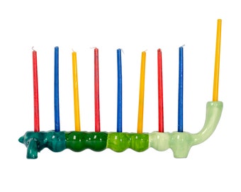 Menorah de Hanoucca Une menorah chenille est conçue en vert. Fabriquée à partir de céramique faite main Cadeau coloré pour les enfants pour les Fêtes de la lumière