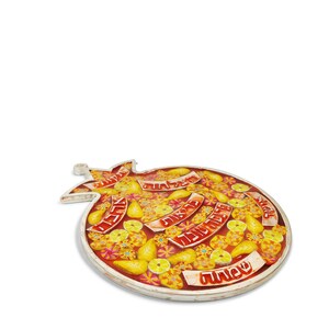K&ouml;nnte beinhalten: Ein roter und gelber Keramik-Granatapfel-Anh&auml;nger mit hebr&auml;ischem Text und einem floralen Design. Der Anh&auml;nger ist mit gelben Zitronen und Blumen verziert.