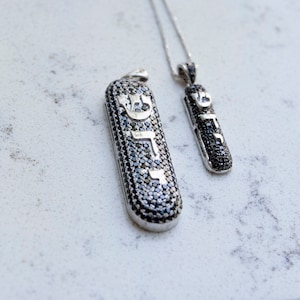 Colgante Mezuzah de oro blanco extra grande de 14K, collar Mezuzah de diamantes negros de 2,07 quilates, colgante Kabbalah Shaddai, joyería judía especial
