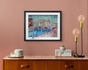 Puede incluir: Una pintura de acuarela enmarcada de una escena de ciudad con un puente sobre un río. La pintura presenta edificios, árboles y personas caminando por el puente. El cielo es de color azul claro y el agua es de color azul oscuro.