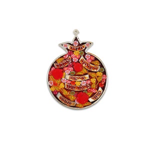 K&ouml;nnte beinhalten: Ein roter und goldener Granatapfel-Wandbehang mit hebr&auml;ischem Text und floralen Designs. Der Text lautet "M&ouml;gest du mit vielen guten Dingen gesegnet sein".