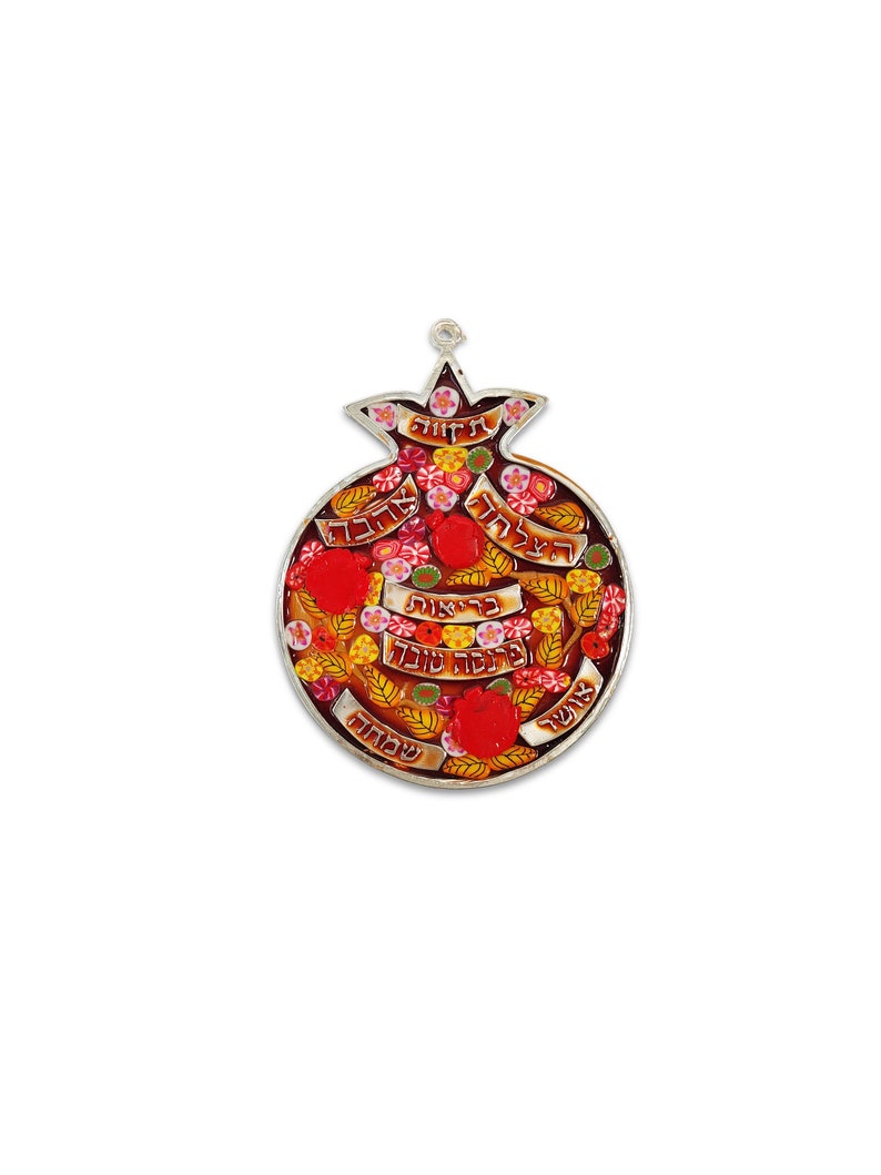 K&ouml;nnte beinhalten: Ein roter und goldener Granatapfel-Wandbehang mit hebr&auml;ischem Text und floralen Designs. Der Text lautet "M&ouml;gest du mit vielen guten Dingen gesegnet sein".