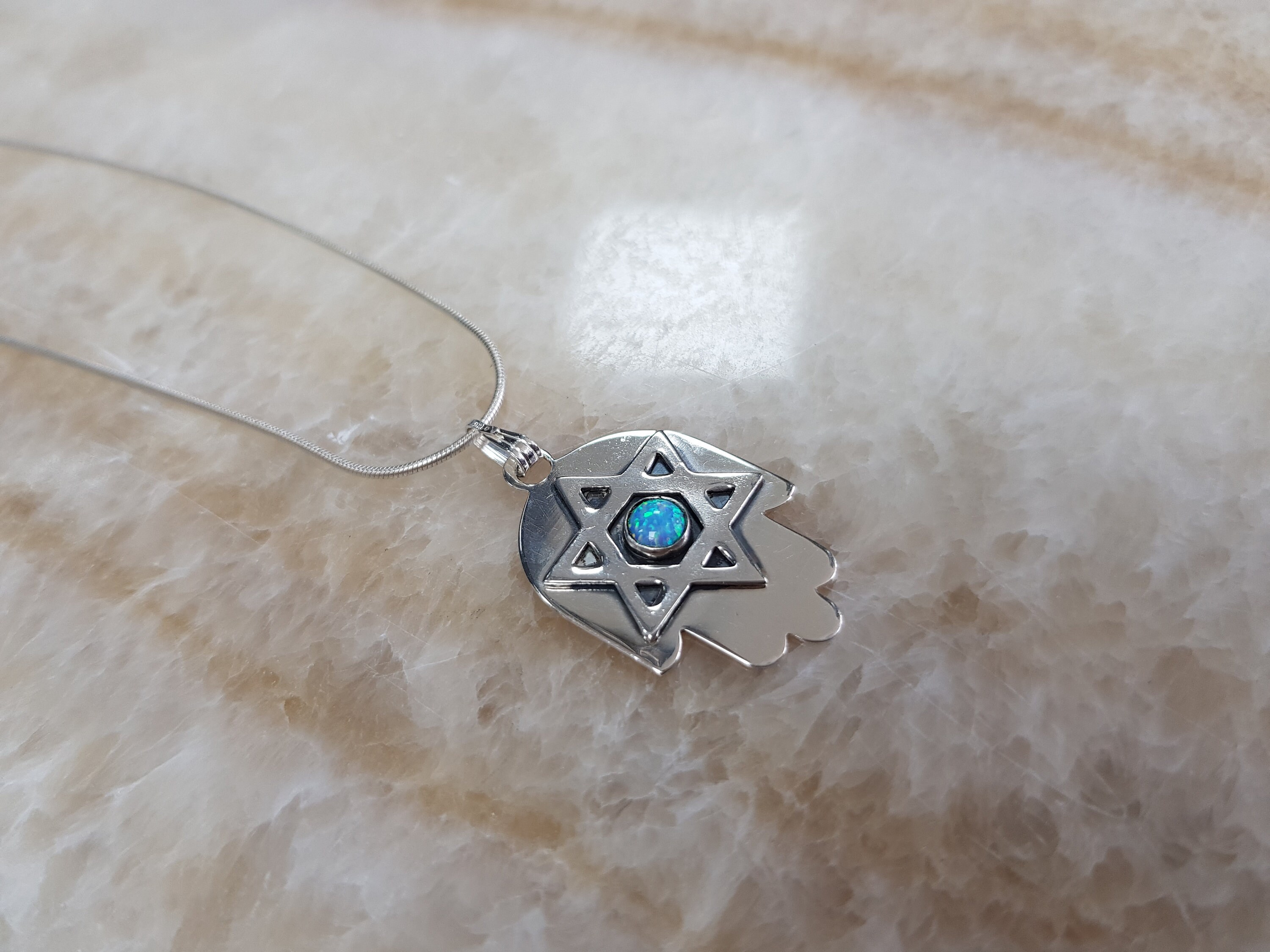 Ciondolo stella di David con collana in argento sterling opale Hamsa Ciondolo stella di David con collana in argento sterling opale Hamsa