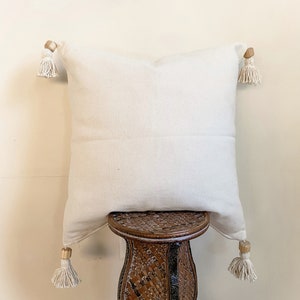 White boho pillow, Beige throw pillow, Boho bedroom pillow cover, Cushion with wood tassels, Bohemian pillow cushion, Boho Living Room Decor