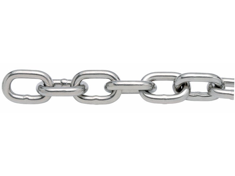 K&ouml;nnte beinhalten: Nahaufnahme eines silbernen Kettenglieds. Die Kette ist aus Metall und hat eine glatte, polierte Oberfl&auml;che.