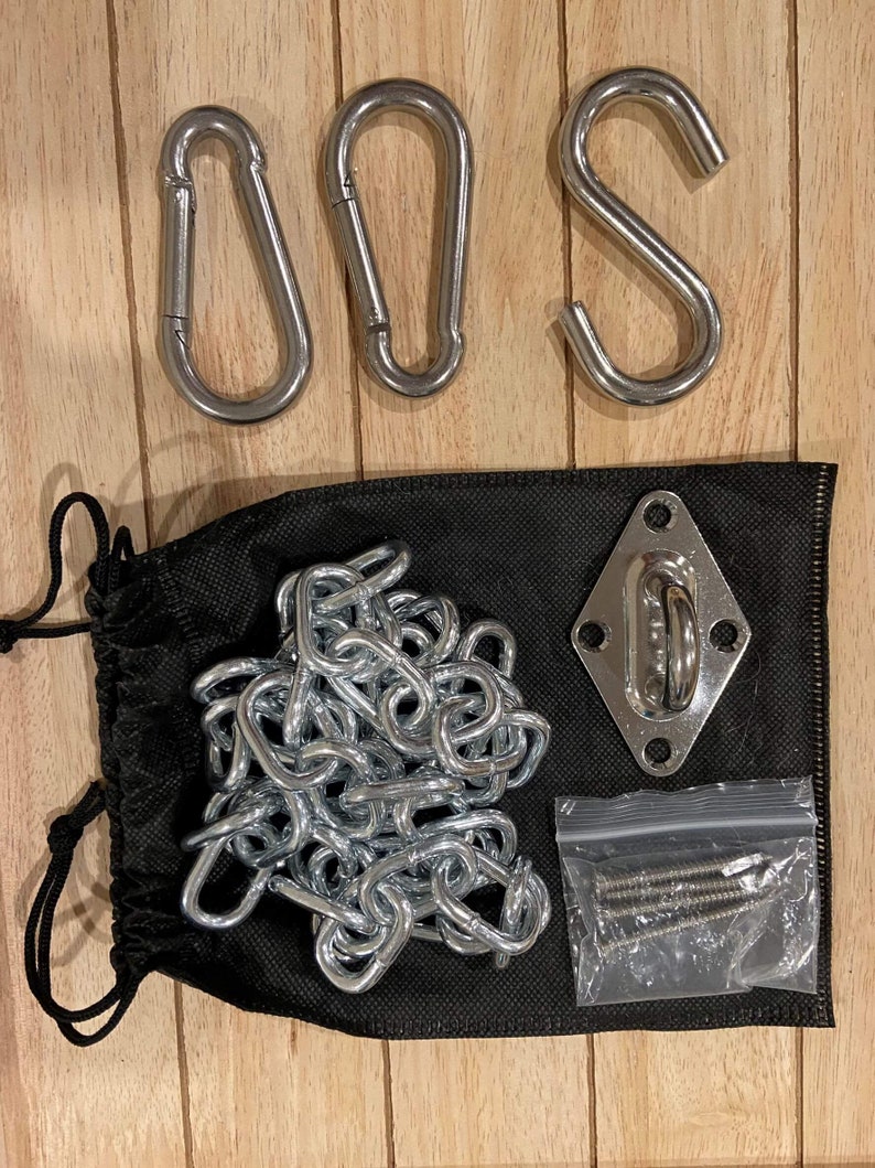 K&ouml;nnte beinhalten: Ein Satz Aufh&auml;ngebeschl&auml;ge f&uuml;r eine H&auml;ngematte oder Schaukel. Das Set enth&auml;lt zwei silberne Karabinerhaken, einen silbernen S-Haken, eine silberne Kette, eine silberne Montageplatte und eine T&uuml;te silberne Schrauben.