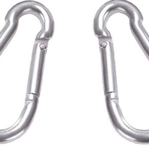 K&ouml;nnte beinhalten: Zwei silberne Karabinerhaken aus Metall, auch als Schnapphaken bekannt, sind abgebildet. Die Karabinerhaken sind offen und einsatzbereit.