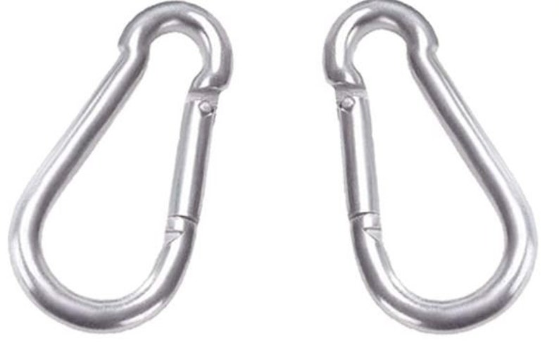 K&ouml;nnte beinhalten: Zwei silberne Karabinerhaken aus Metall, auch als Schnapphaken bekannt, sind abgebildet. Die Karabinerhaken sind offen und einsatzbereit.
