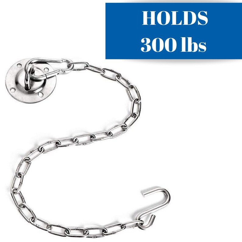K&ouml;nnte beinhalten: Silberne Kette mit einem Haken und einer runden Platte mit einem Ring. Die Kette ist an der Platte befestigt. Die Platte hat ein Loch in der Mitte. Die Kette ist etwa 45 cm lang. Der Text "HOLDS 300 lbs" befindet sich in einem blauen Kasten.