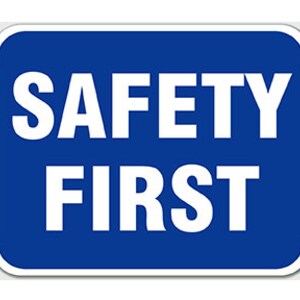 K&ouml;nnte beinhalten: Ein blaues quadratisches Schild mit wei&szlig;em Text, auf dem "SAFETY FIRST" steht.