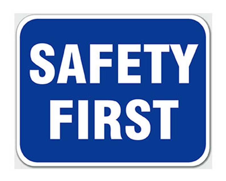 K&ouml;nnte beinhalten: Ein blaues quadratisches Schild mit wei&szlig;em Text, auf dem "SAFETY FIRST" steht.