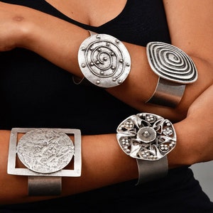 Antik Silber verstellbares Armband mit geprägtem strukturiertem Rahmen, Statement-Armband, Schmuck im Boho-Stil, Weihnachtsgeschenk, Geburtstagsgeschenk für Mama