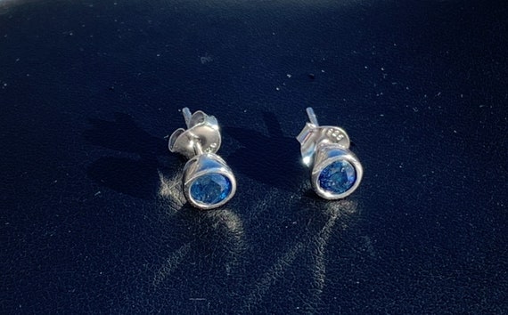 Argent Sterling Saphir Bleu diamonique Topaz Stud Capuche Boucles D'oreilles Boîte Cadeau K37 Argent Sterling Saphir Bleu diamonique Topaz Stud Capuche Boucles D'oreilles Boîte Cadeau K37