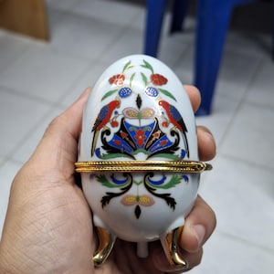 Caixa de Ovos para Pílulas, Porcelana com Pés, Estatueta de Pássaros Florais e Acabamento Dourado Vintage
